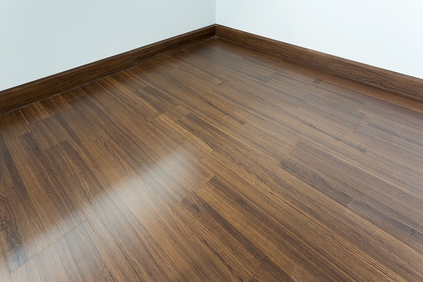 Pose de parquet flottant avec plinthes 