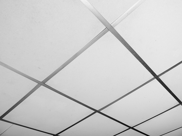 Pose de dalles de faux-plafond en structure métallique pour un open space de 100m2  