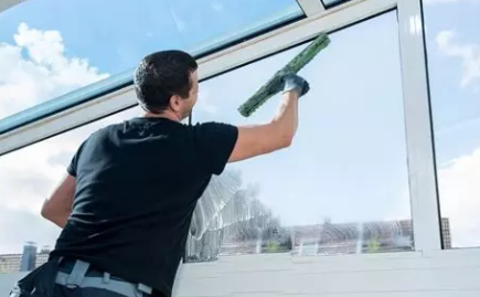 Professionele reiniging van een glazen gevel