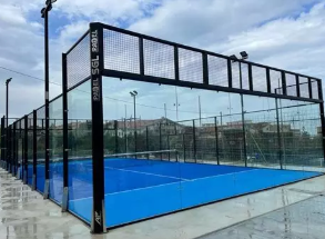 Cleaning and maintenance of padel court glass