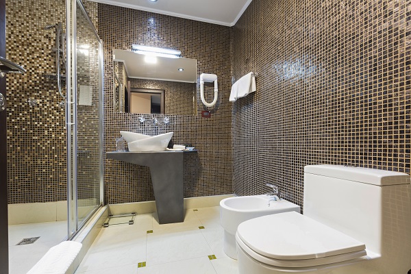 Plaatsing van mozaïektegels in de badkamer