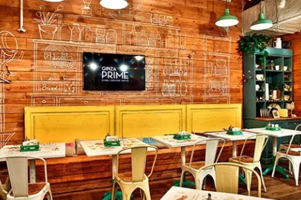 Volledige inrichting van een eetzaal of cafetaria in hout