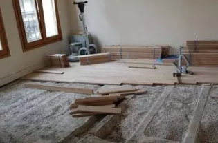 Installation of solid wood parquet on joists with acoustic insulation
