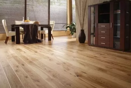 Installation of a solid wood parquet floor with border friezes – 35 m²