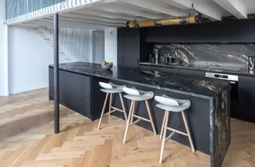 Installation of a natural stone worktop