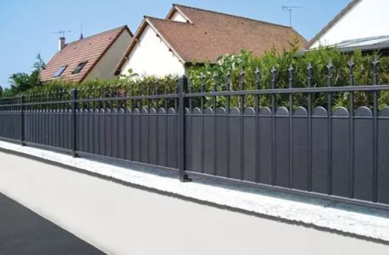 Installation of a metal fence