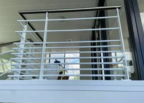 Fabrication de garde-corps pour bâtiment de bureaux