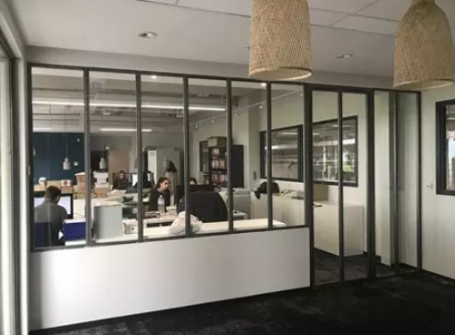 Installation of a metal glass partition