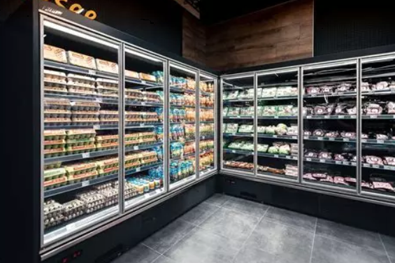 Installatie van gekoelde toonbanken voor voedingswinkels