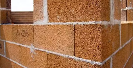 Construction of a load-bearing brick wall