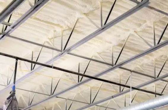 Spray thermal insulation of industrial ceiling