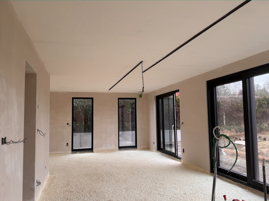 Complete plastering of raw concrete surfaces