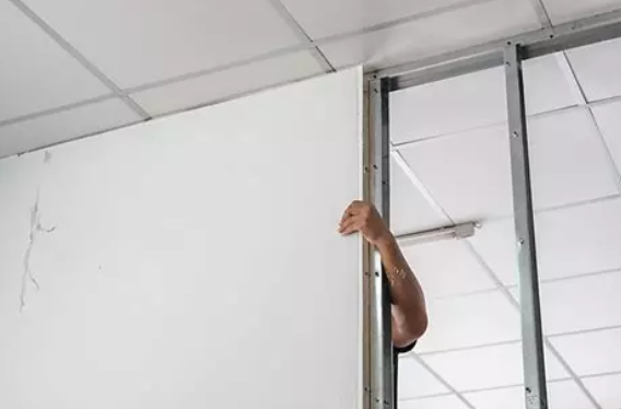 Installation of fire-rated plasterboard walls and ceilings