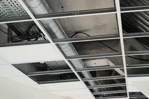 Installation of a 200 m² removable technical ceiling