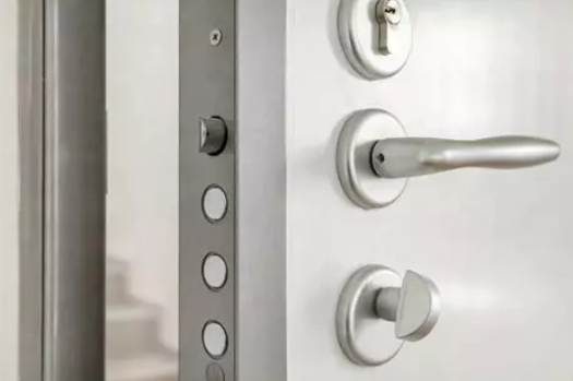 Installation of a certified security door in a single-family house