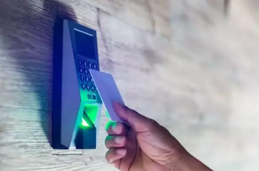 Pose d’un contrôle d’accès électronique à badge pour 2 portes principales