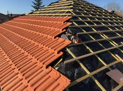 Complete replacement of the covering of a pitched roof