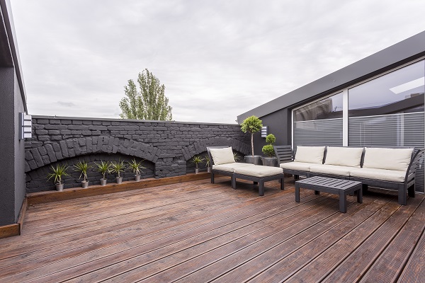 Pose d'une terrasse en bois sur dalle de béton 