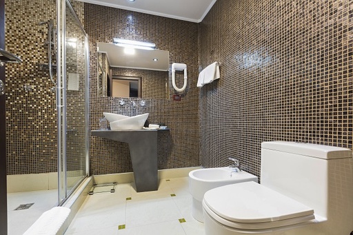 Pose de mosaïque dans une salle de bain