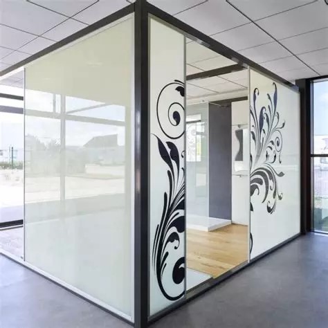 Plaatsing van gezandstraald of decoratief glas (bedrukt, zuur, enz.)