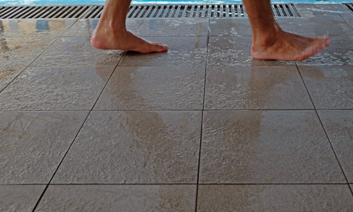 Pose de 6 m² de carrelage antidérapant dans une zone à risque (entrée, douche, escalier)