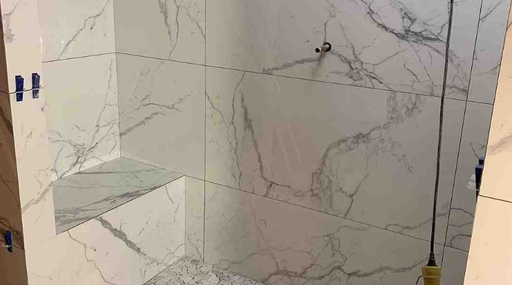 Installation of large-format wall tiles in a wet area (10 m²)