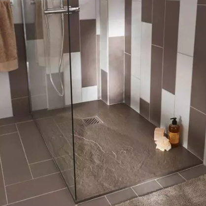 Création de motifs personnalisés sur douche à l’italienne carrelée