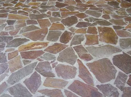 Pose de 20 m² de carrelage en opus incertum en pierre naturelle irrégulière