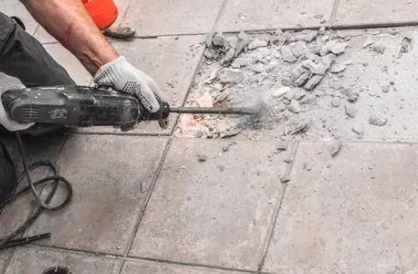 Removal and disposal of 20 m² of old tiles (floor or wall)