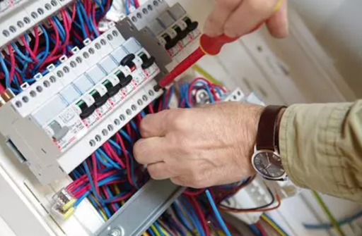 Vervanging van een driefasige elektrische verdeelkast voor bedrijven