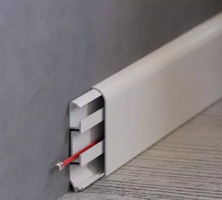 Plaatsing van 50 lopende meter plinten met kabelgoot