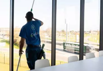Entretien semestriel des vitrages d’un hôtel – 300 m² (2 passages/an)