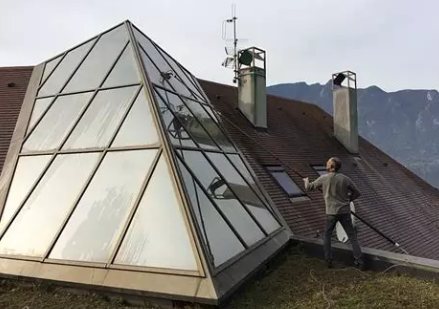 Cleaning of skylights and roof domes