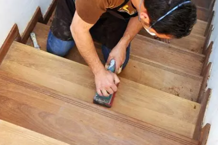 Schuren en renovatie van een massieve houten trap – 15 treden