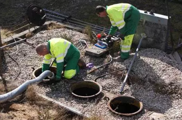 Ontstopping en volledige reiniging van een afvoerleiding in een gebouw