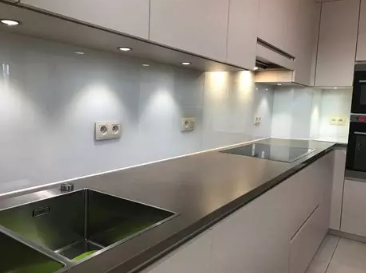 Plaatsing van een set spatwanden in glas of inox