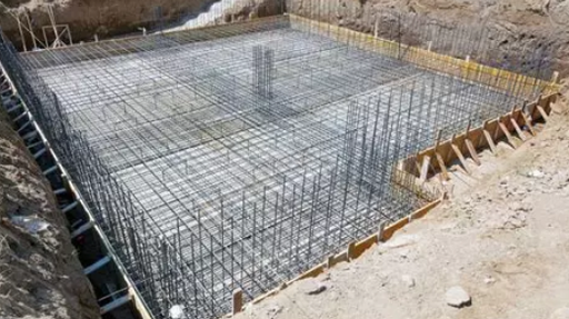 Construction d’un socle en béton armé pour machines industrielles