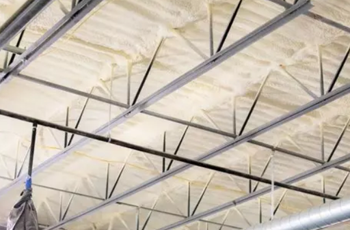 Thermische projectie-isolatie van industrieel plafond